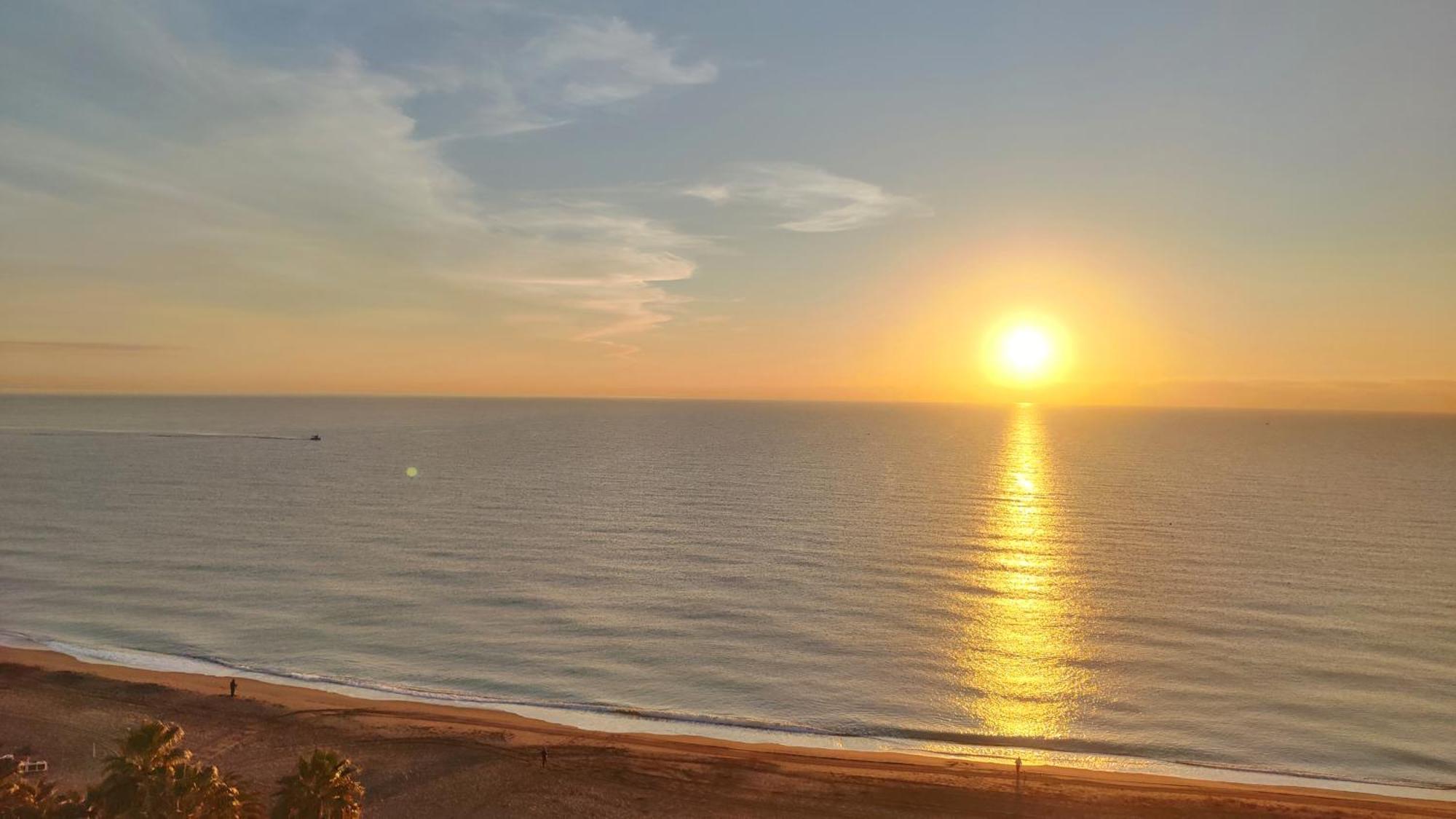 Beachfront Luxury: Fuengirola Sea View Apartment Exterior photo